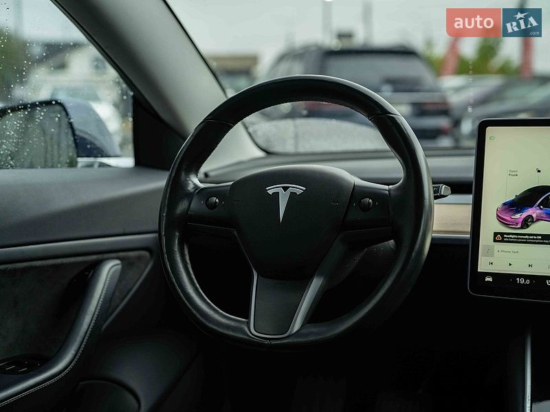 Седан Tesla Model 3 2018 в Черновцах