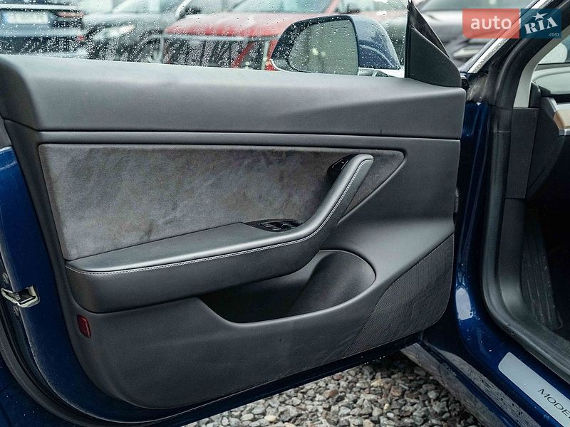 Седан Tesla Model 3 2018 в Черновцах