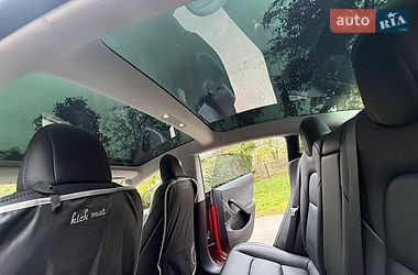 Седан Tesla Model 3 2019 в Трускавці