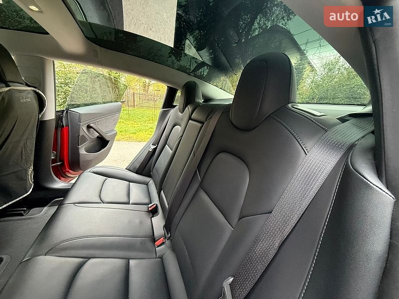 Седан Tesla Model 3 2019 в Трускавці
