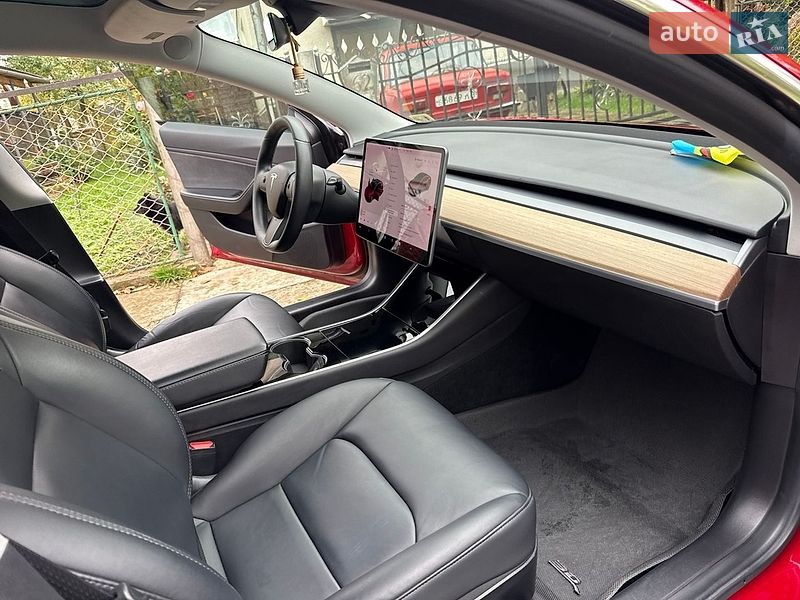 Седан Tesla Model 3 2019 в Трускавці