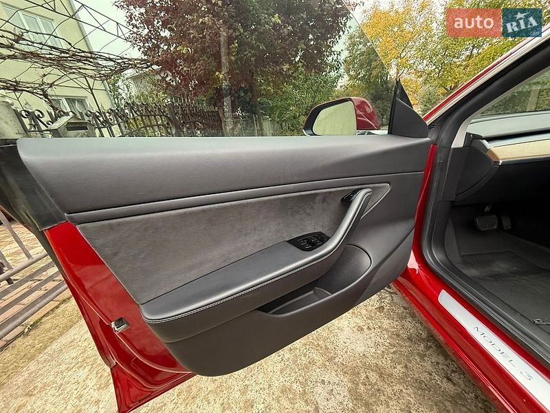 Седан Tesla Model 3 2019 в Трускавці