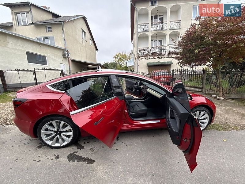 Седан Tesla Model 3 2019 в Трускавці