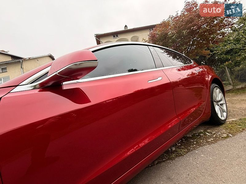 Седан Tesla Model 3 2019 в Трускавці