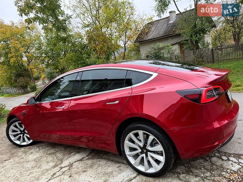 Седан Tesla Model 3 2019 в Трускавці
