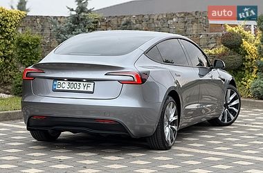 Седан Tesla Model 3 2025 в Стрию