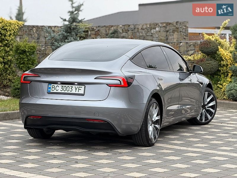 Седан Tesla Model 3 2025 в Стрию