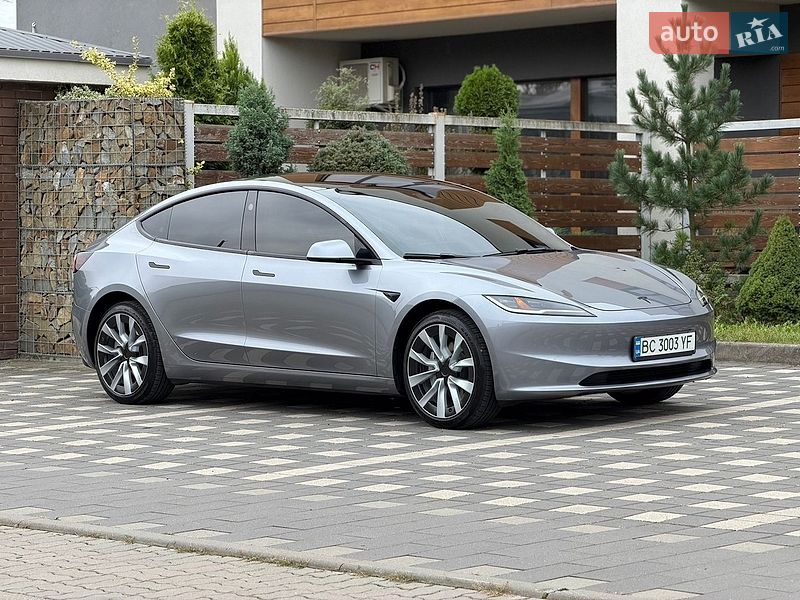 Седан Tesla Model 3 2025 в Стрию