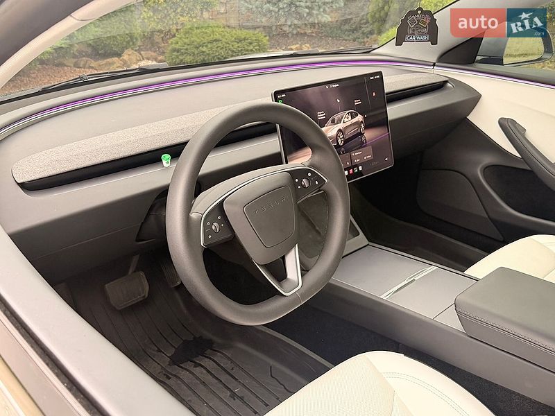 Седан Tesla Model 3 2025 в Стрию