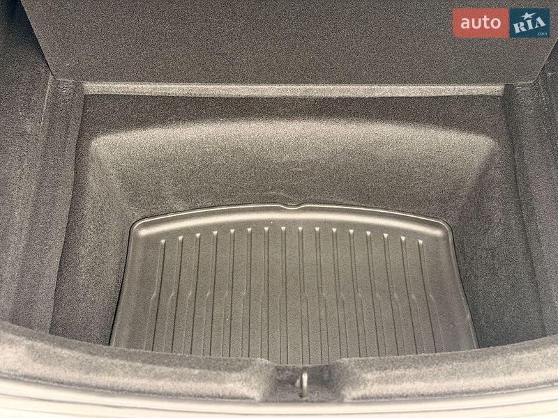 Седан Tesla Model 3 2025 в Стрию