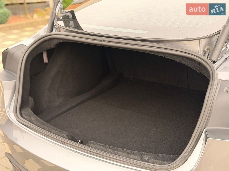 Седан Tesla Model 3 2025 в Стрию