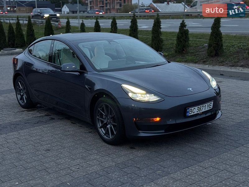 Седан Tesla Model 3 2022 в Львове