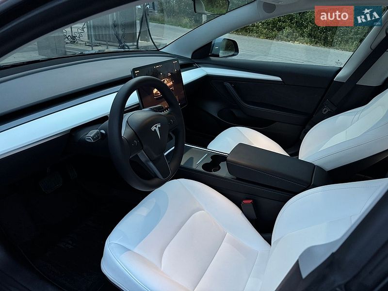 Седан Tesla Model 3 2022 в Львові