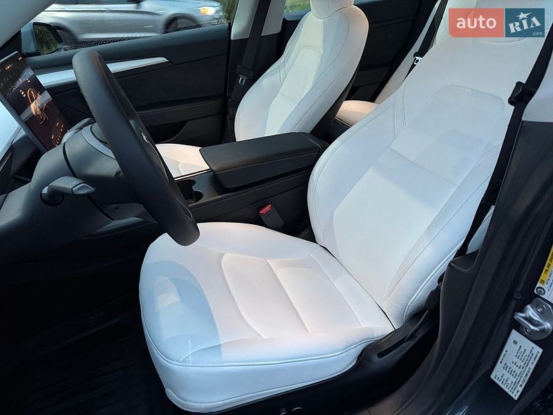 Седан Tesla Model 3 2022 в Львове