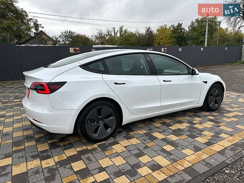 Седан Tesla Model 3 2023 в Львові