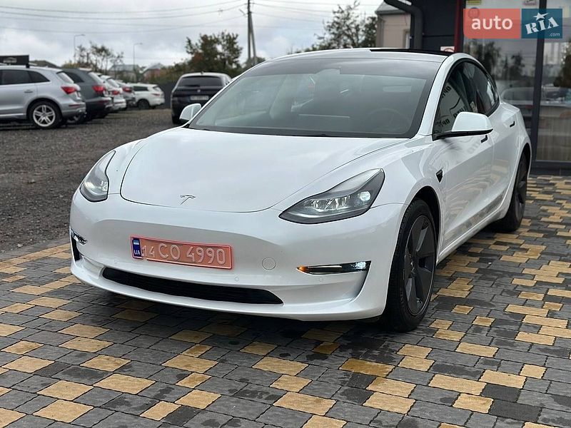 Седан Tesla Model 3 2023 в Львові