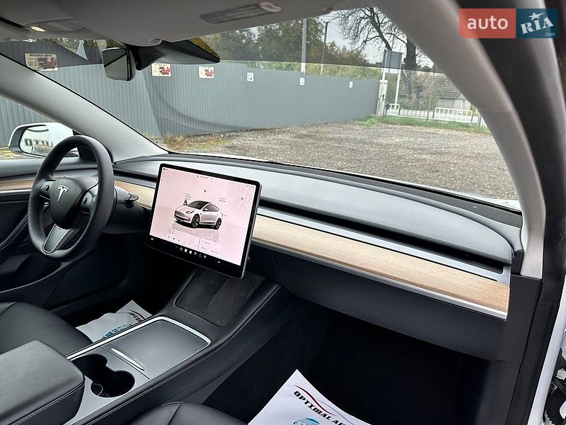 Седан Tesla Model 3 2023 в Львові