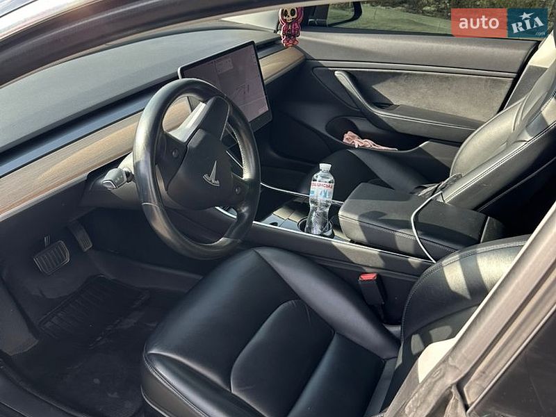 Седан Tesla Model 3 2019 в Львове