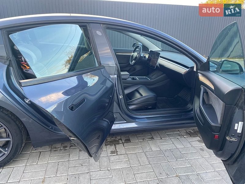 Седан Tesla Model 3 2021 в Черкассах