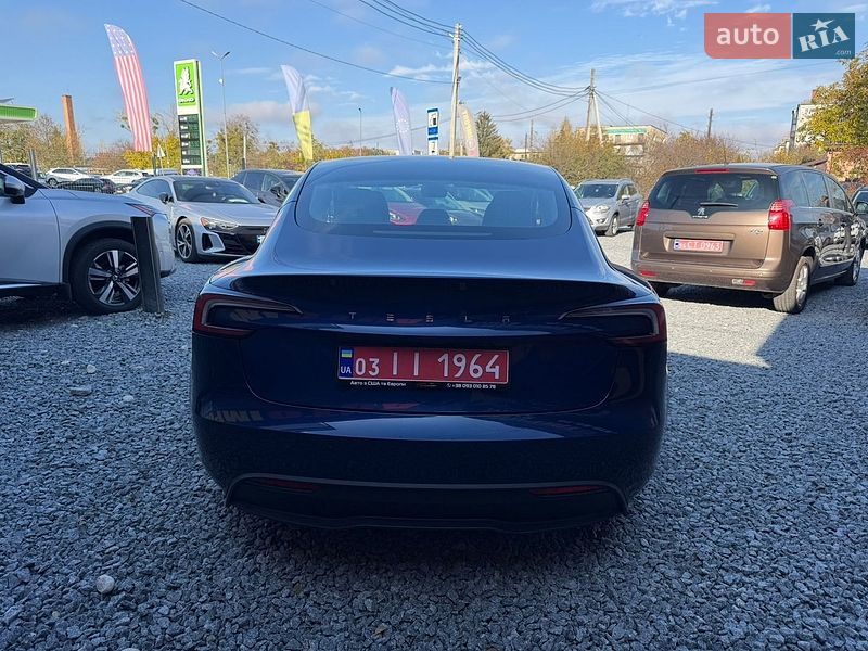 Седан Tesla Model 3 2025 в Стрию