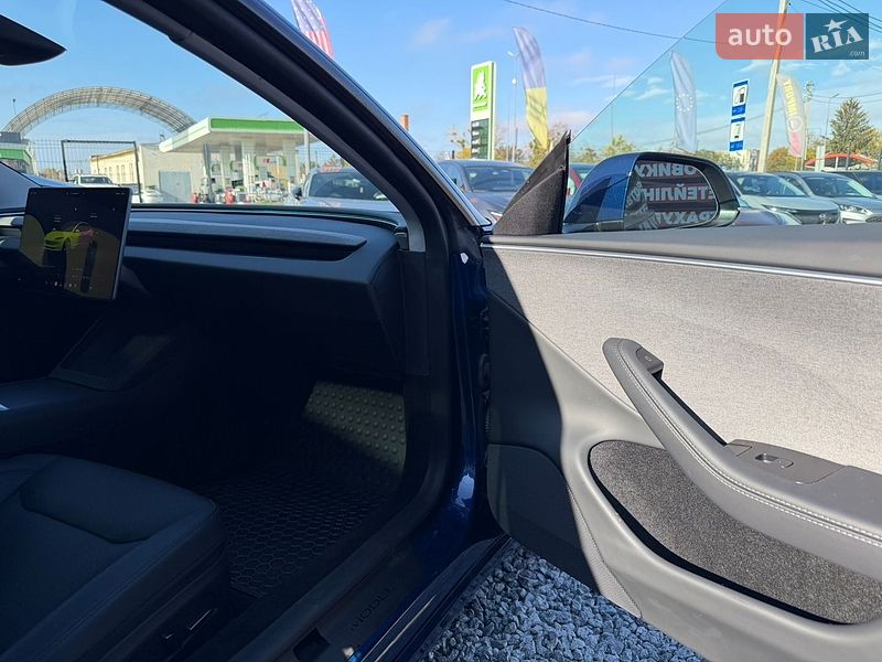 Седан Tesla Model 3 2025 в Стрию