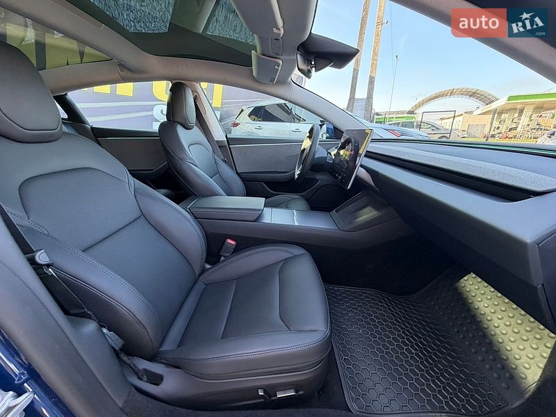 Седан Tesla Model 3 2025 в Стрию