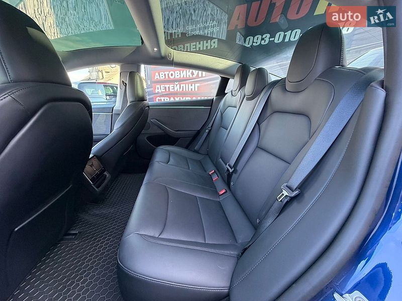 Седан Tesla Model 3 2025 в Стрию