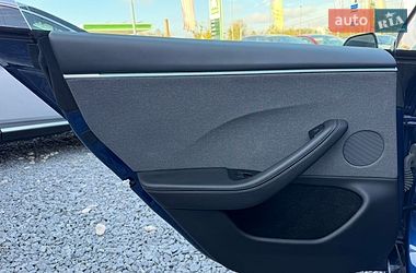 Седан Tesla Model 3 2025 в Стрию