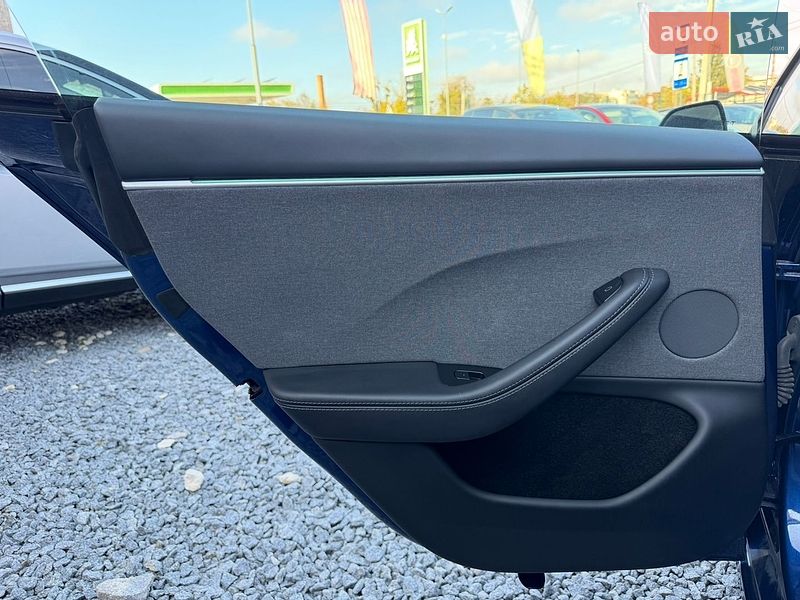 Седан Tesla Model 3 2025 в Стрию