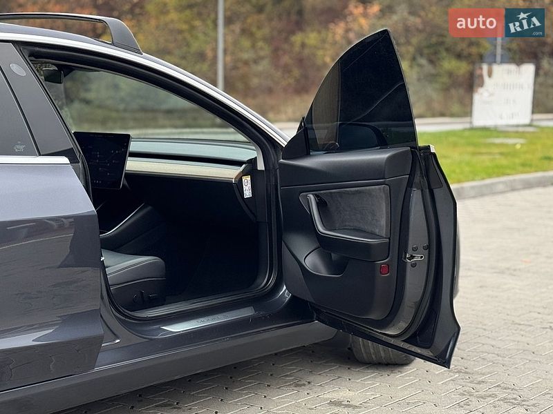 Седан Tesla Model 3 2019 в Тернополі