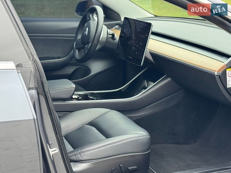 Седан Tesla Model 3 2019 в Тернополі