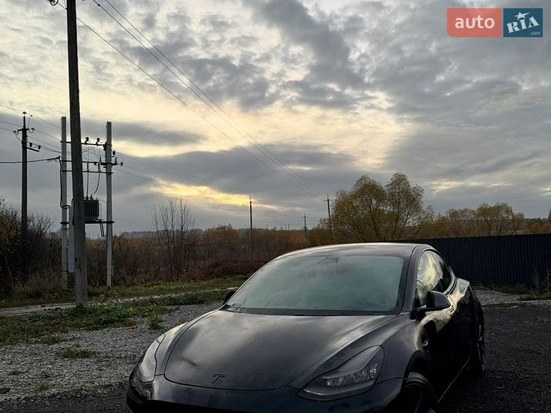 Седан Tesla Model 3 2020 в Івано-Франківську