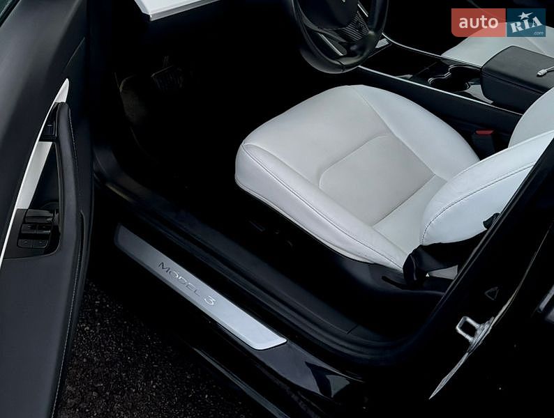 Седан Tesla Model 3 2020 в Івано-Франківську