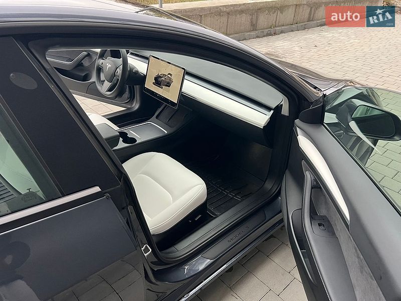 Седан Tesla Model 3 2022 в Івано-Франківську