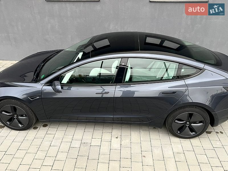 Седан Tesla Model 3 2022 в Івано-Франківську