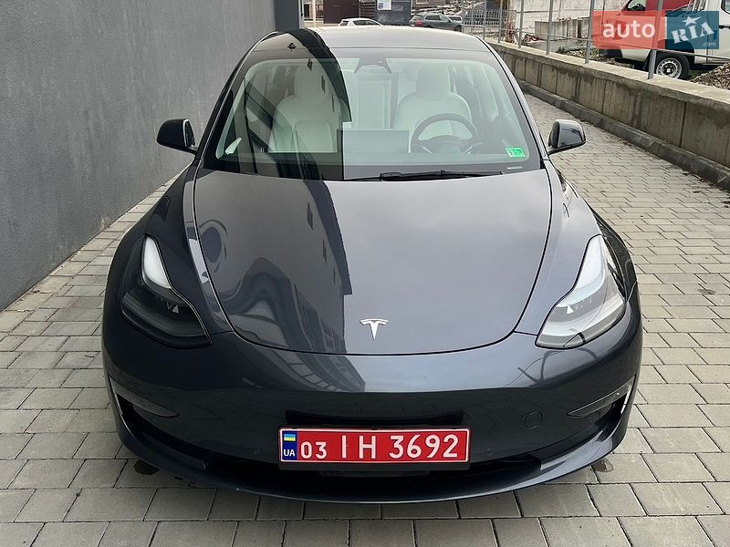 Седан Tesla Model 3 2022 в Івано-Франківську