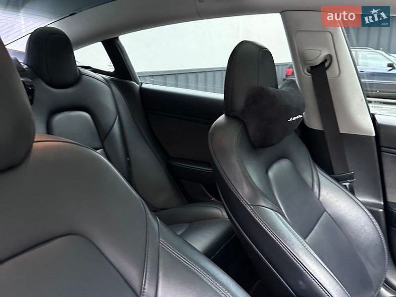Седан Tesla Model 3 2018 в Рівному
