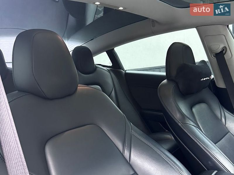 Седан Tesla Model 3 2018 в Рівному