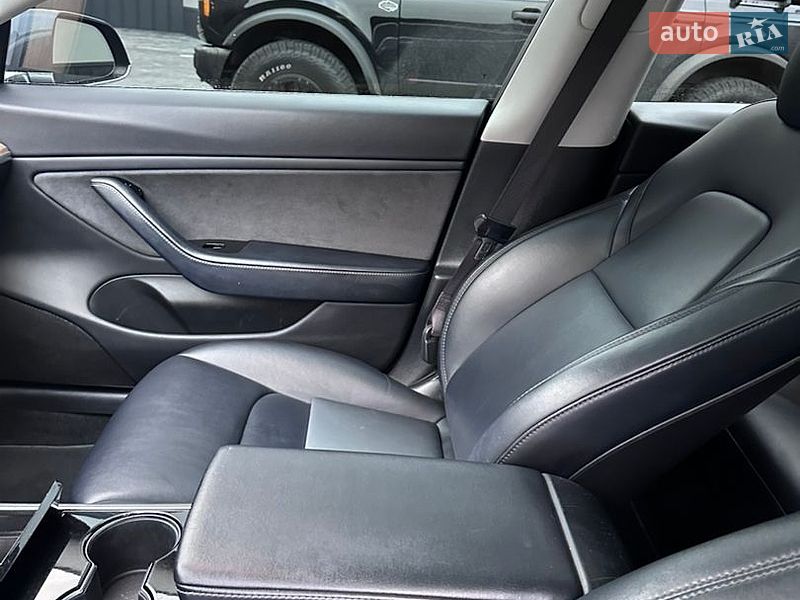 Седан Tesla Model 3 2018 в Рівному