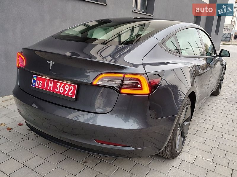 Седан Tesla Model 3 2022 в Івано-Франківську