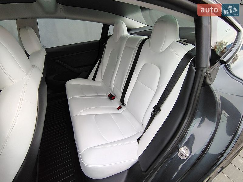 Седан Tesla Model 3 2022 в Івано-Франківську