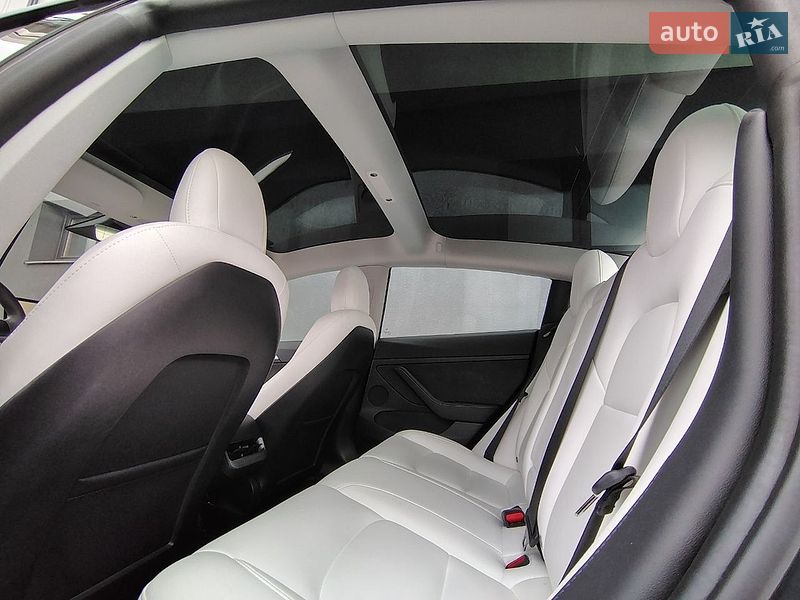 Седан Tesla Model 3 2022 в Івано-Франківську