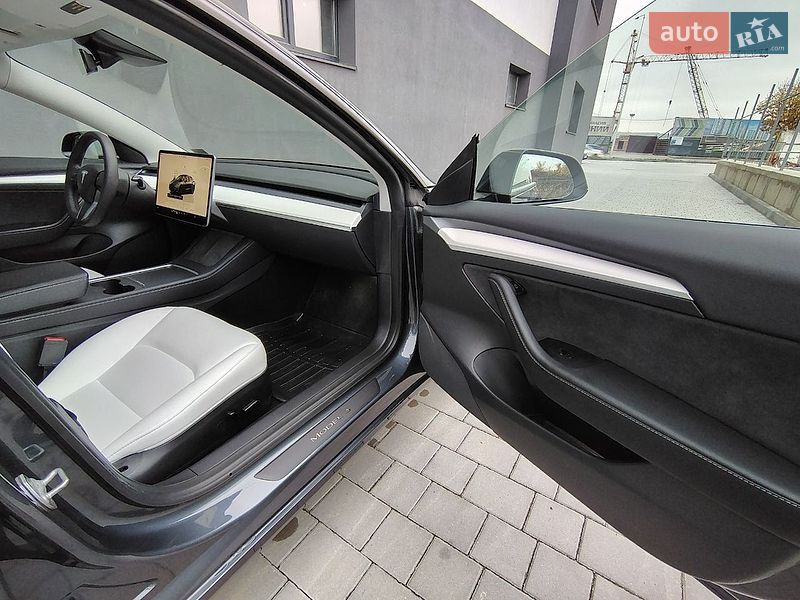 Седан Tesla Model 3 2022 в Івано-Франківську
