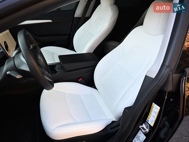 Седан Tesla Model 3 2022 в Львове