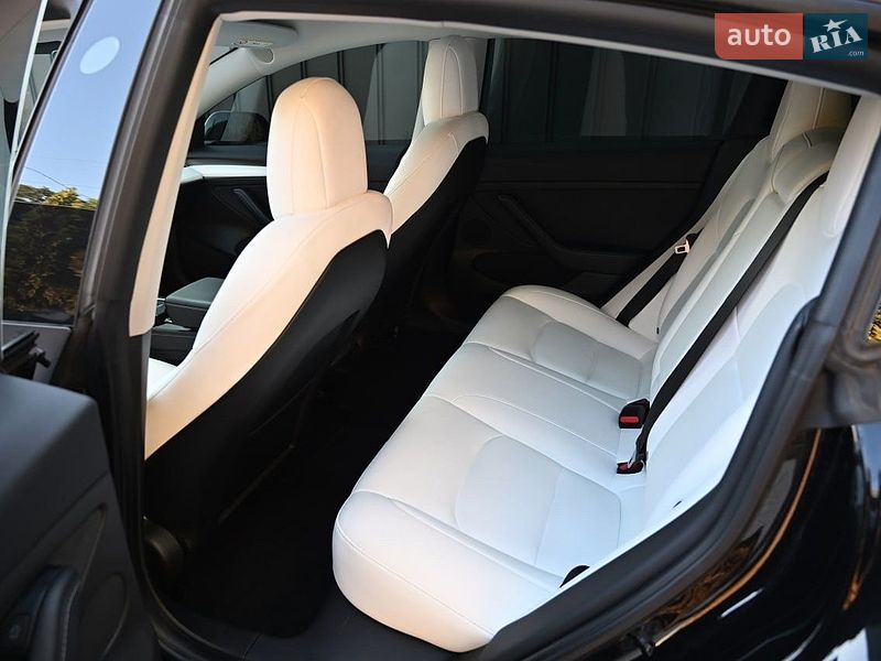 Седан Tesla Model 3 2022 в Львове