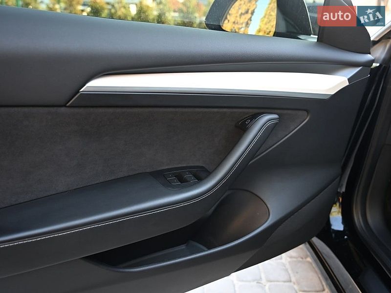 Седан Tesla Model 3 2022 в Львове