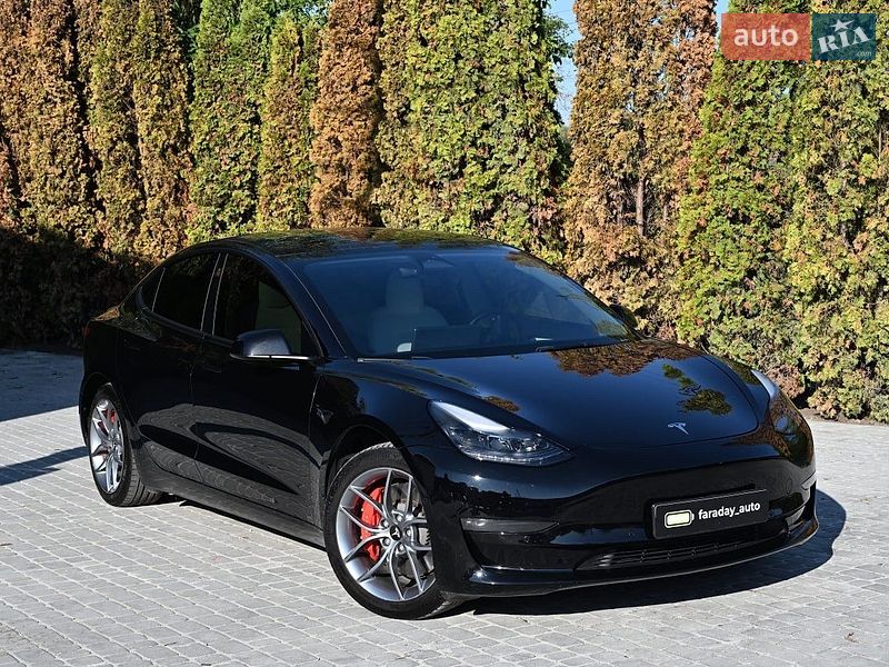 Седан Tesla Model 3 2022 в Львове