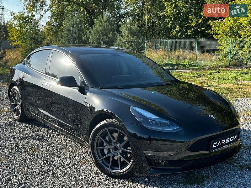 Седан Tesla Model 3 2021 в Львове