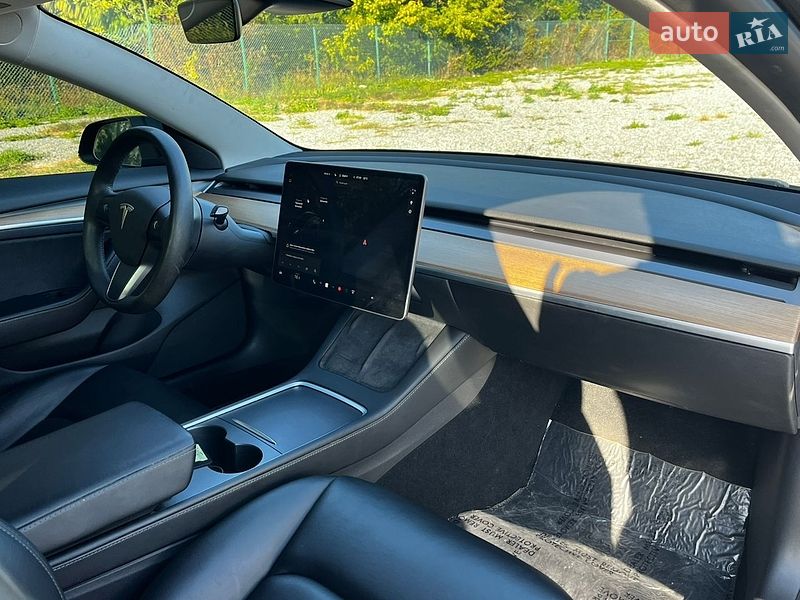 Седан Tesla Model 3 2021 в Львове