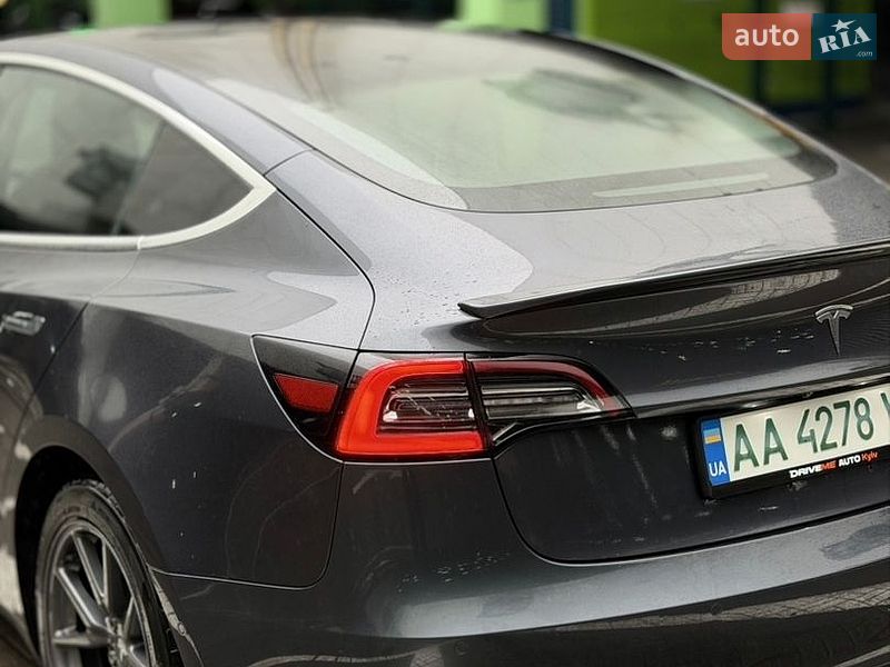 Седан Tesla Model 3 2017 в Киеве